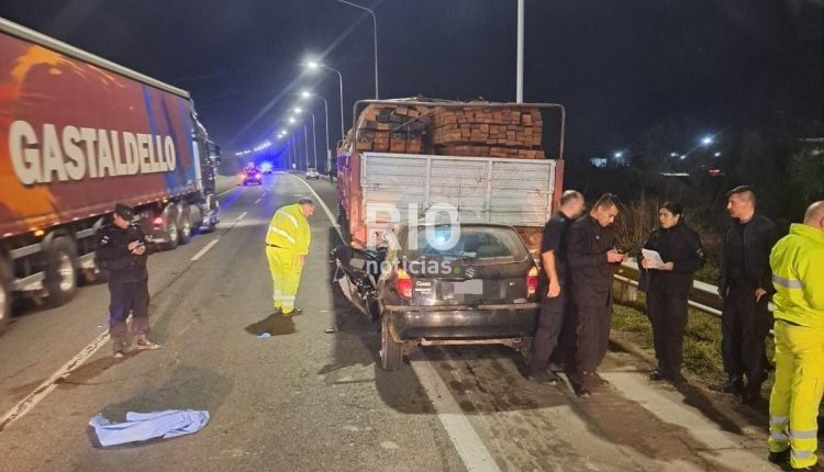 el-auto-impacto-contra-la-parte-trasera-del-camion-que-trasladaba-madera