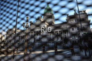 El Congreso permanecía vallado y con un fuerte operativo de seguridad, mientras adentro se discutía darle al presidente Milei el aval para negociar un nuevo acuerdo con el FMI. Foto: REUTERS / Agustin Marcarian.